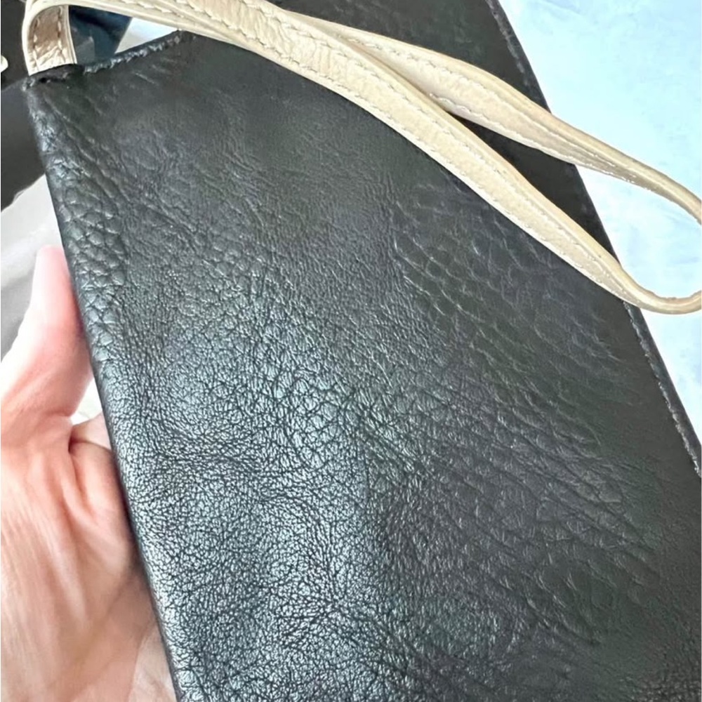 WRISTLET in Black with Tan Strap and Striped Fabric Interior NWOT - Picture 5 of 5